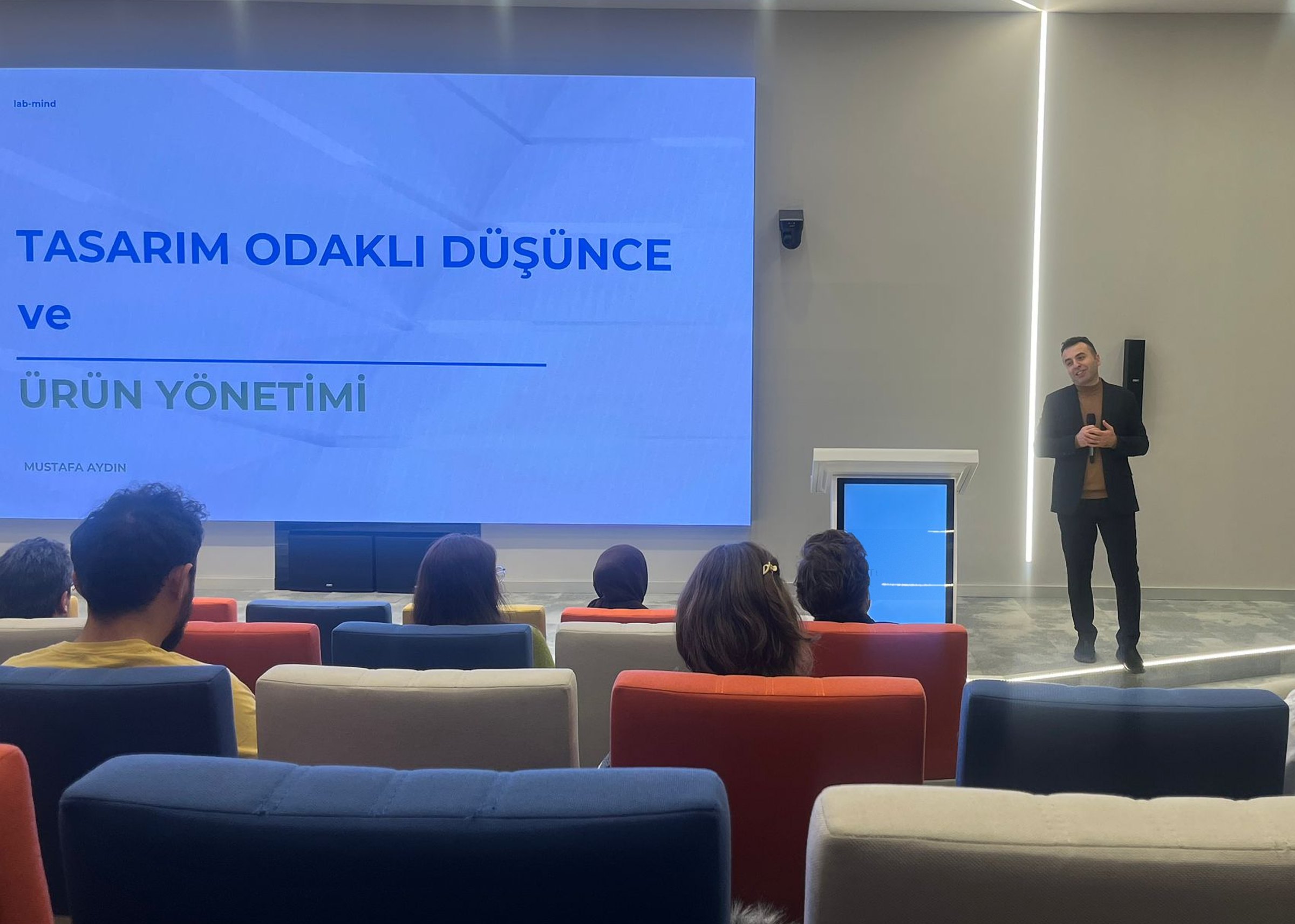 Mustafa Aydın, Tasarım Odaklı Düşünce eğitiminde sahnede